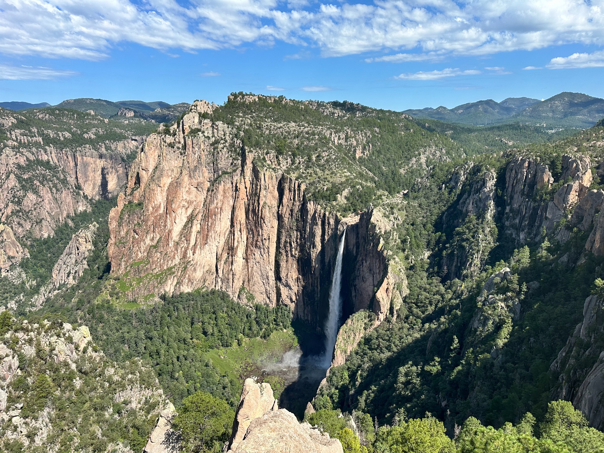 Cascada de Basaseachi entre barrancas y bosques de la Sierra de Chihuahua
